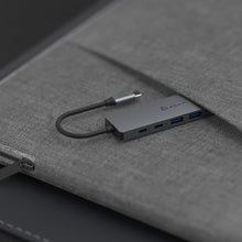 Load image into Gallery viewer, Hub SE07 USB-C 7-in-1 Multi-Function Hub